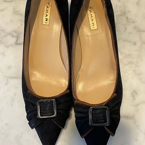 TAHARI “Morgan” Suede Pump Size 7. Black w/ Praline-colored Trim on Bow & Buckle